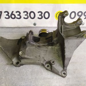 Кронштейн навісного обладнання 1.9 dci Renault Laguna II (01-07) / Trafic - Opel Vivaro - Nissan Primastar (00-14) 8200115762