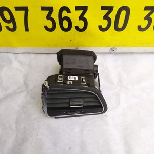 Решітка обдуву ліва Renault Megane 4 (2016 - ...) 687616296R