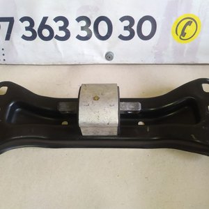 Траверса АКПП з подушкою Mercedes C-Class W204 (07-15) A2042422501